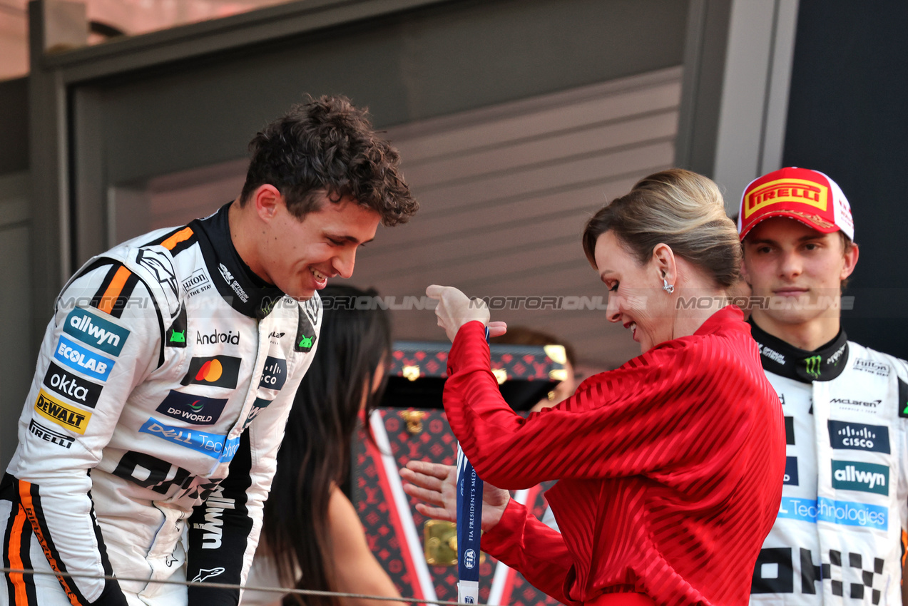 GP MONACO, Gara winner Lando Norris (GBR) McLaren celebrates on the podium with Princess Charlene of Monaco.

25.05.2025. Formula 1 World Championship, Rd 8, Monaco Grand Prix, Monte Carlo, Monaco, Gara Day.

- www.xpbimages.com, EMail: requests@xpbimages.com © Copyright: Bearne / XPB Images