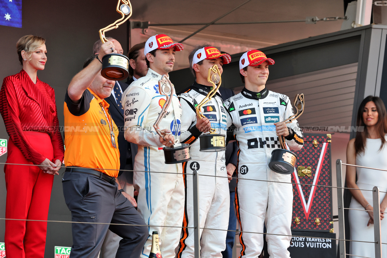 GP MONACO, The podium (L to R): Zak Brown (USA) McLaren Executive Director; Charles Leclerc (MON) Ferrari, second; Lando Norris (GBR) McLaren, vincitore; Oscar Piastri (AUS) McLaren, third.

25.05.2025. Formula 1 World Championship, Rd 8, Monaco Grand Prix, Monte Carlo, Monaco, Gara Day.

- www.xpbimages.com, EMail: requests@xpbimages.com © Copyright: Bearne / XPB Images