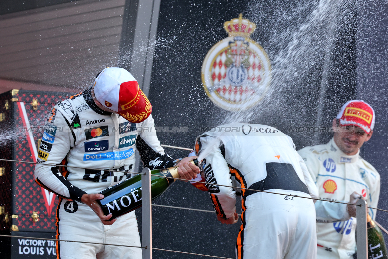 GP MONACO, Gara winner Lando Norris (GBR) McLaren celebrates on the podium with Oscar Piastri (AUS) McLaren.

25.05.2025. Formula 1 World Championship, Rd 8, Monaco Grand Prix, Monte Carlo, Monaco, Gara Day.

- www.xpbimages.com, EMail: requests@xpbimages.com © Copyright: Bearne / XPB Images