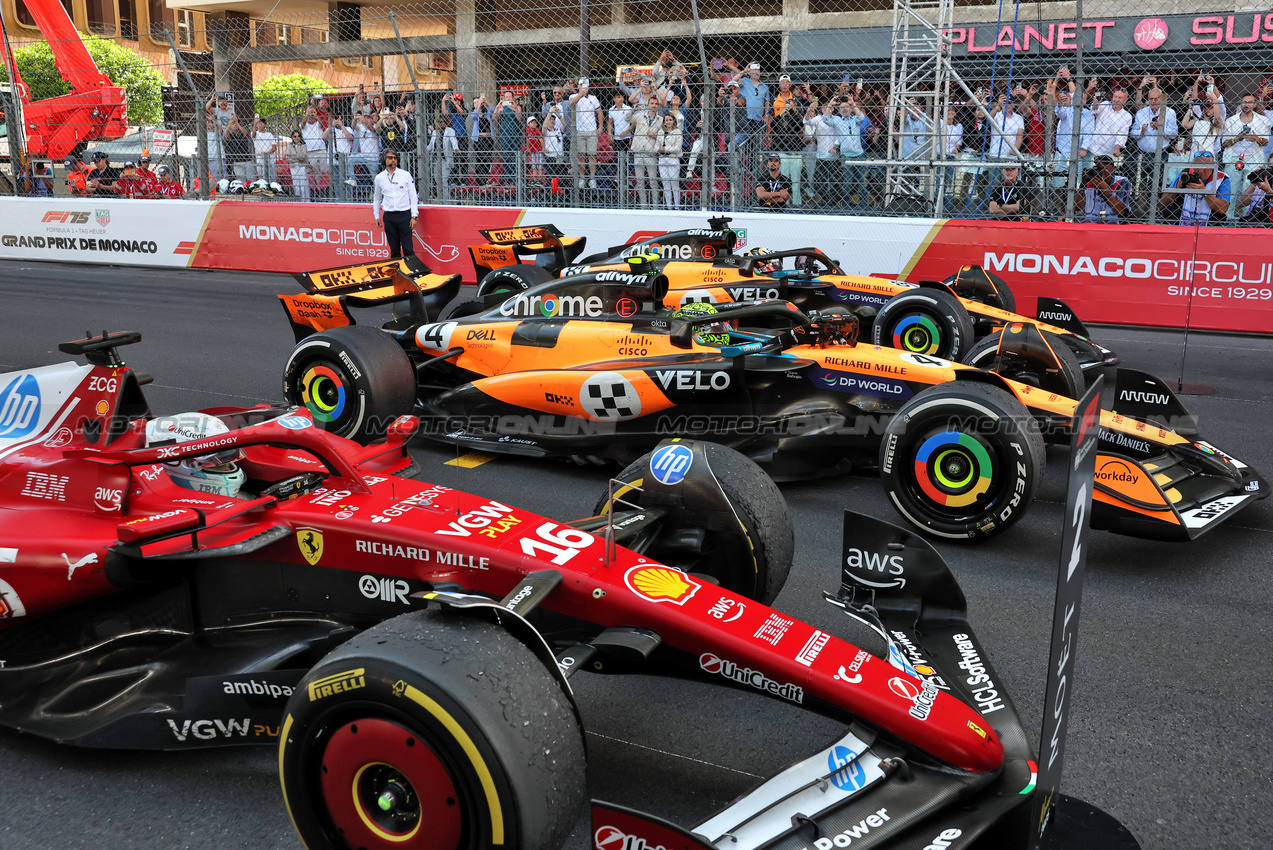 GP MONACO, Charles Leclerc (MON) Ferrari SF-25; Lando Norris (GBR) McLaren MCL39; e Oscar Piastri (AUS) McLaren MCL39 in parc ferme.

25.05.2025. Formula 1 World Championship, Rd 8, Monaco Grand Prix, Monte Carlo, Monaco, Gara Day.

- www.xpbimages.com, EMail: requests@xpbimages.com © Copyright: Bearne / XPB Images