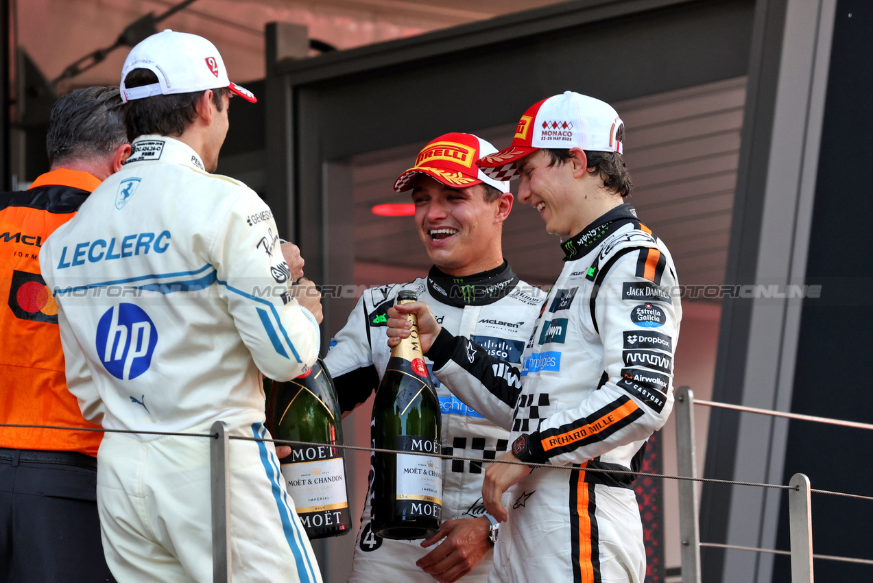 GP MONACO, The podium (L to R): Zak Brown (USA) McLaren Executive Director; Charles Leclerc (MON) Ferrari, second; Lando Norris (GBR) McLaren, vincitore; Oscar Piastri (AUS) McLaren, third.

25.05.2025. Formula 1 World Championship, Rd 8, Monaco Grand Prix, Monte Carlo, Monaco, Gara Day.

- www.xpbimages.com, EMail: requests@xpbimages.com © Copyright: Bearne / XPB Images