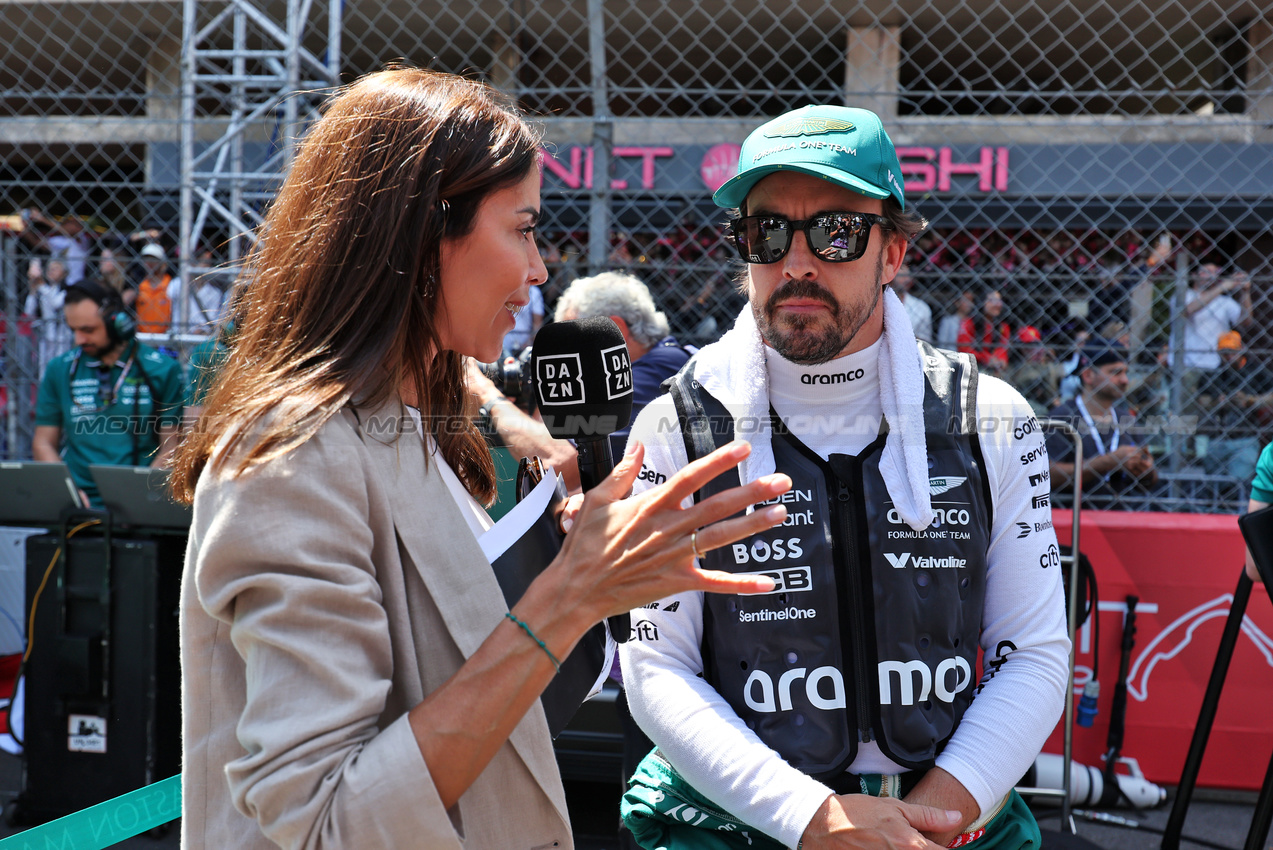 GP MONACO, Fernando Alonso (ESP) Aston Martin F1 Team with Domenica Melissa Jimenez Dionisio (ESP) DAZN Presenter, on the grid.

25.05.2025. Formula 1 World Championship, Rd 8, Monaco Grand Prix, Monte Carlo, Monaco, Gara Day.

- www.xpbimages.com, EMail: requests@xpbimages.com © Copyright: Moy / XPB Images