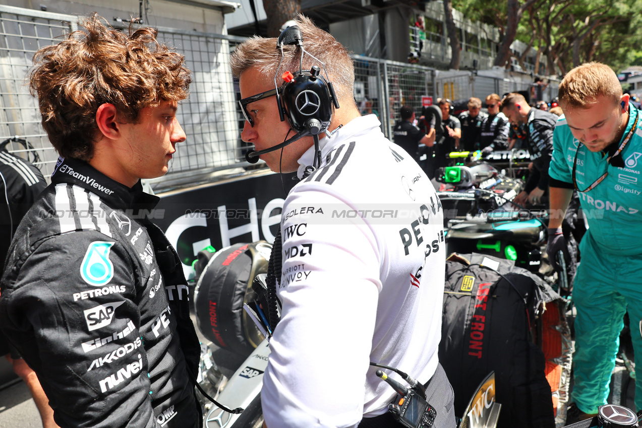 GP MONACO, Andrea Kimi Antonelli (ITA) Mercedes AMG F1 with Peter Bonnington (GBR) Mercedes AMG F1 Gara Engineer on the grid.

25.05.2025. Formula 1 World Championship, Rd 8, Monaco Grand Prix, Monte Carlo, Monaco, Gara Day.

- www.xpbimages.com, EMail: requests@xpbimages.com © Copyright: Batchelor / XPB Images