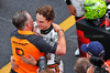 GP MONACO, Zak Brown (USA) McLaren Executive Director celebrates with third placed Oscar Piastri (AUS) McLaren in parc ferme.

25.05.2025. Formula 1 World Championship, Rd 8, Monaco Grand Prix, Monte Carlo, Monaco, Gara Day.

- www.xpbimages.com, EMail: requests@xpbimages.com © Copyright: Batchelor / XPB Images