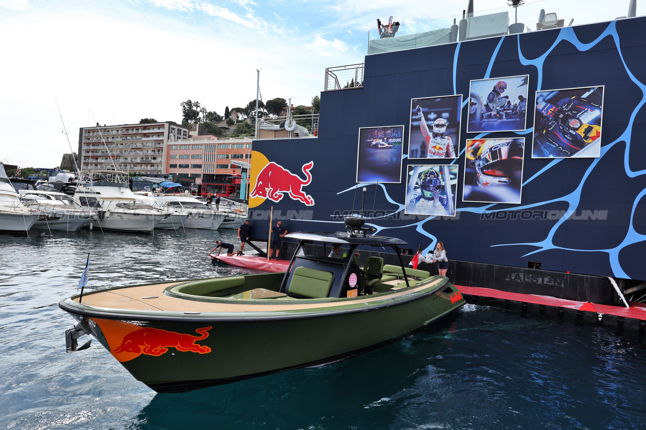 GP MONACO, Boats in the scenic Monaco Harbour e the Red Bull Energy Station.

22.05.2025. Formula 1 World Championship, Rd 8, Monaco Grand Prix, Monte Carlo, Monaco, Preparation Day.

- www.xpbimages.com, EMail: requests@xpbimages.com © Copyright: Moy / XPB Images