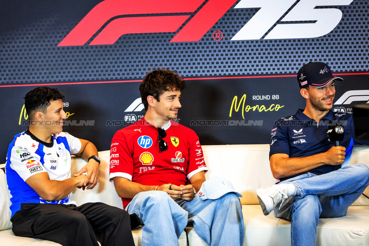GP MONACO, (L to R): Isack Hadjar (FRA) Racing Bulls; Charles Leclerc (MON) Ferrari; e Pierre Gasly (FRA) Alpine F1 Team, in the FIA Press Conference.

22.05.2025. Formula 1 World Championship, Rd 8, Monaco Grand Prix, Monte Carlo, Monaco, Preparation Day.

- www.xpbimages.com, EMail: requests@xpbimages.com © Copyright: Bearne / XPB Images