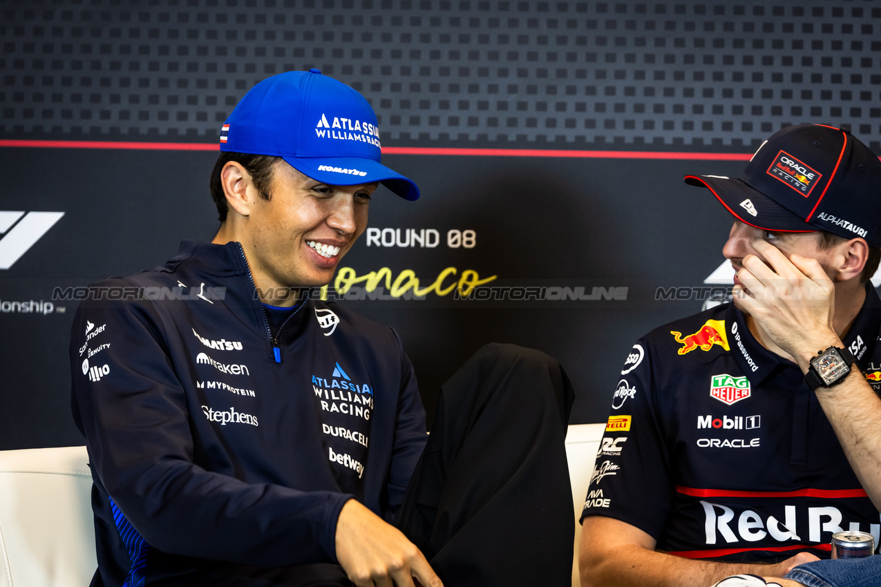 GP MONACO, (L to R): Alexander Albon (THA) Atlassian Williams Racing e Max Verstappen (NLD) Red Bull Racing in the FIA Press Conference.

22.05.2025. Formula 1 World Championship, Rd 8, Monaco Grand Prix, Monte Carlo, Monaco, Preparation Day.

- www.xpbimages.com, EMail: requests@xpbimages.com © Copyright: Bearne / XPB Images