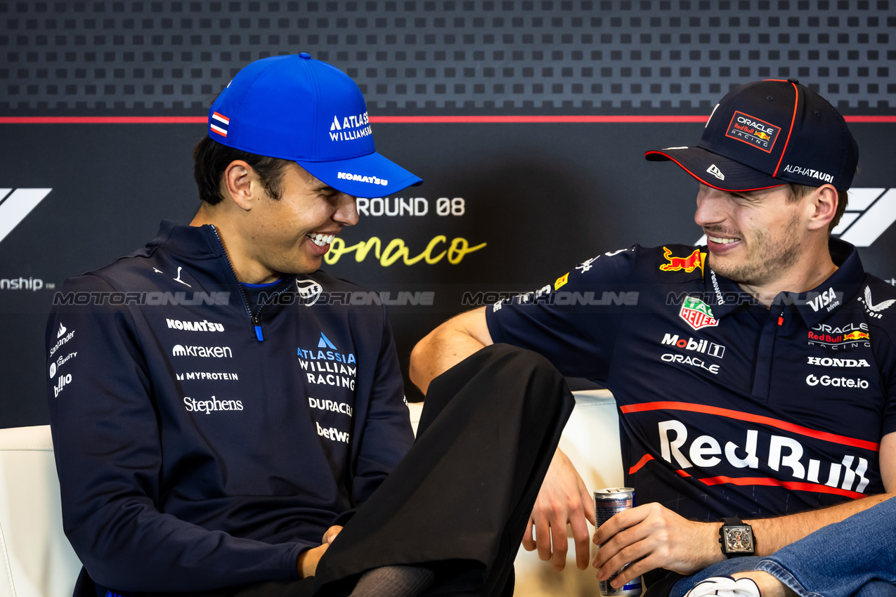 GP MONACO, (L to R): Alexander Albon (THA) Atlassian Williams Racing e Max Verstappen (NLD) Red Bull Racing in the FIA Press Conference.

22.05.2025. Formula 1 World Championship, Rd 8, Monaco Grand Prix, Monte Carlo, Monaco, Preparation Day.

- www.xpbimages.com, EMail: requests@xpbimages.com © Copyright: Bearne / XPB Images