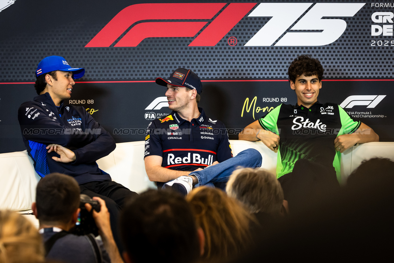 GP MONACO, (L to R): Alexander Albon (THA) Atlassian Williams Racing; Max Verstappen (NLD) Red Bull Racing; e Gabriel Bortoleto (BRA) Sauber, in the FIA Press Conference.

22.05.2025. Formula 1 World Championship, Rd 8, Monaco Grand Prix, Monte Carlo, Monaco, Preparation Day.

- www.xpbimages.com, EMail: requests@xpbimages.com © Copyright: Bearne / XPB Images
