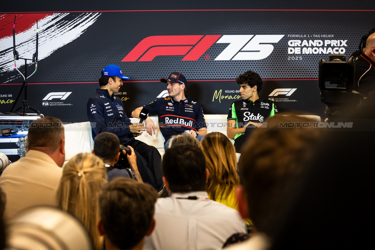 GP MONACO, (L to R): Alexander Albon (THA) Atlassian Williams Racing; Max Verstappen (NLD) Red Bull Racing; e Gabriel Bortoleto (BRA) Sauber, in the FIA Press Conference.

22.05.2025. Formula 1 World Championship, Rd 8, Monaco Grand Prix, Monte Carlo, Monaco, Preparation Day.

- www.xpbimages.com, EMail: requests@xpbimages.com © Copyright: Bearne / XPB Images