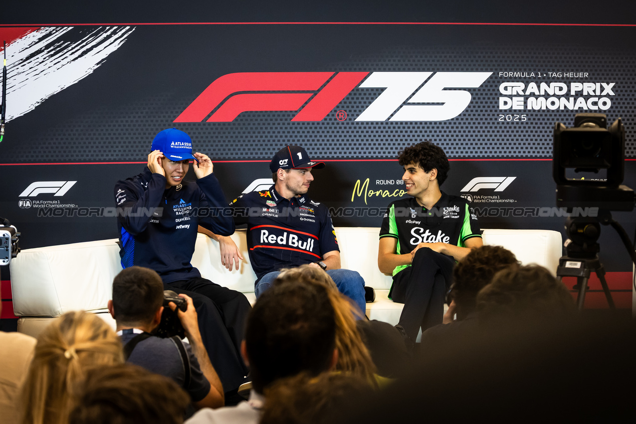 GP MONACO, (L to R): Alexander Albon (THA) Atlassian Williams Racing; Max Verstappen (NLD) Red Bull Racing; e Gabriel Bortoleto (BRA) Sauber, in the FIA Press Conference.

22.05.2025. Formula 1 World Championship, Rd 8, Monaco Grand Prix, Monte Carlo, Monaco, Preparation Day.

- www.xpbimages.com, EMail: requests@xpbimages.com © Copyright: Bearne / XPB Images