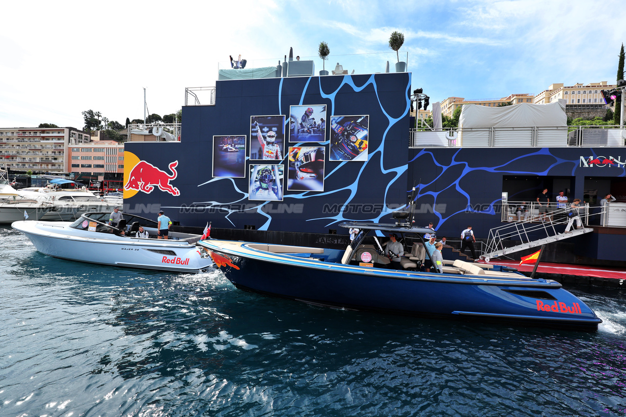 GP MONACO, Boats in the scenic Monaco Harbour e the Red Bull Energy Station.

22.05.2025. Formula 1 World Championship, Rd 8, Monaco Grand Prix, Monte Carlo, Monaco, Preparation Day.

- www.xpbimages.com, EMail: requests@xpbimages.com © Copyright: Moy / XPB Images