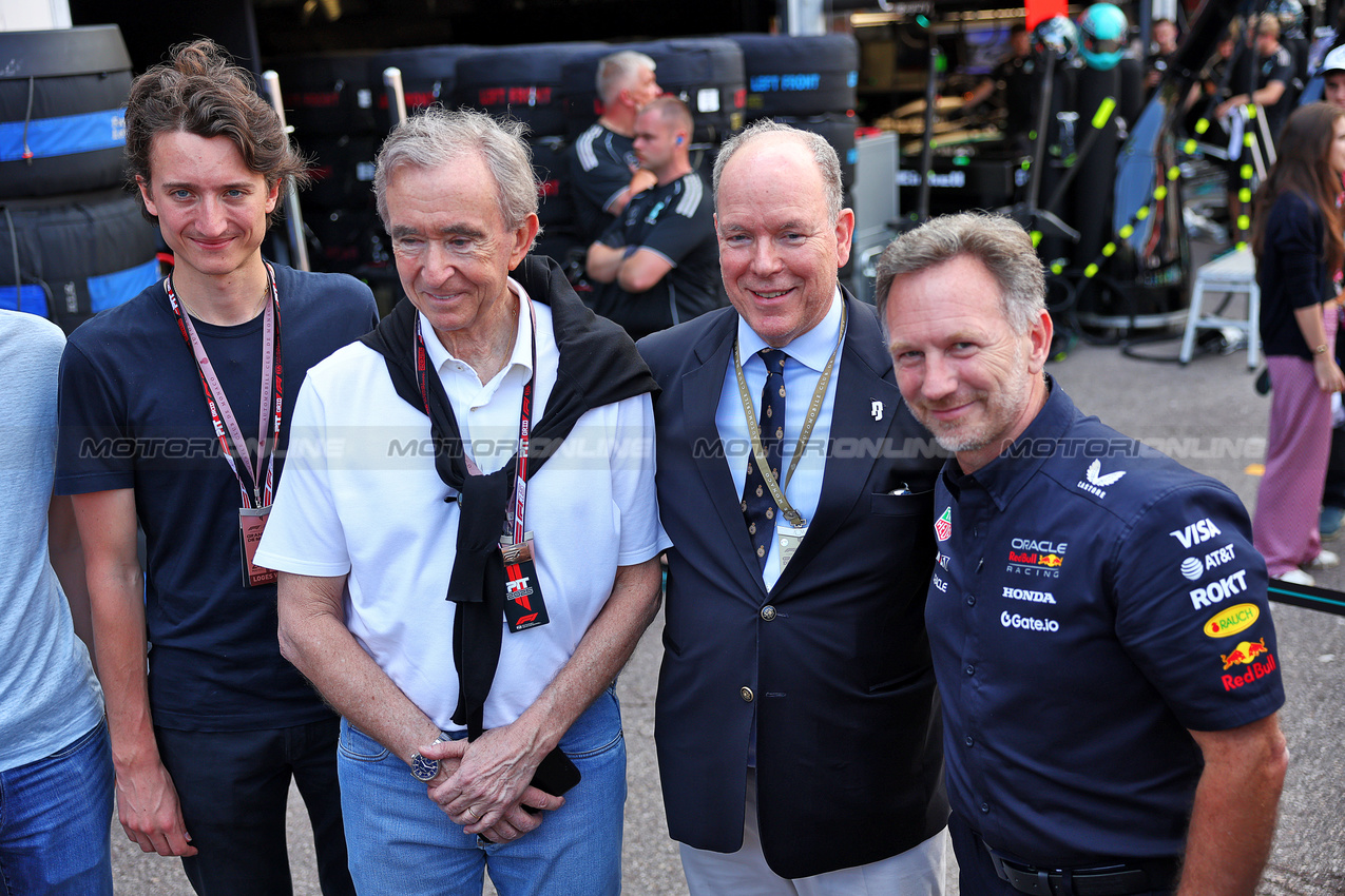 GP MONACO, (L to R): Bernard Arnault (FRA) LVMH Founder, Chairman e CEO (Second left) with HSH Prince Albert of Monaco (MON) e Christian Horner (GBR) Red Bull Racing Team Principal.

24.05.2025. Formula 1 World Championship, Rd 8, Monaco Grand Prix, Monte Carlo, Monaco, Qualifiche Day.

- www.xpbimages.com, EMail: requests@xpbimages.com © Copyright: Batchelor / XPB Images