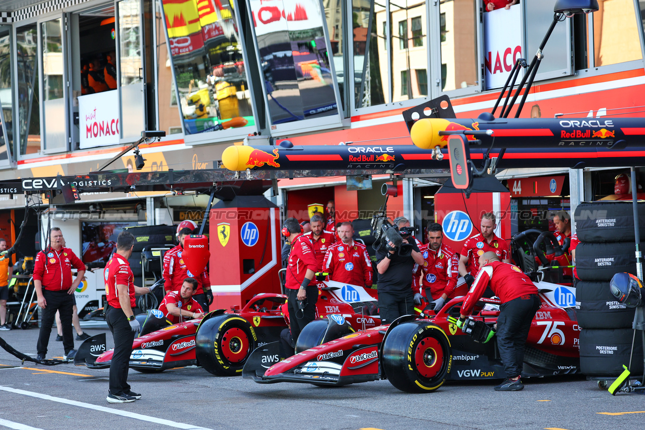 GP MONACO, Charles Leclerc (MON) Ferrari SF-25 e Lewis Hamilton (GBR) Ferrari SF-25 in the pits.

24.05.2025. Formula 1 World Championship, Rd 8, Monaco Grand Prix, Monte Carlo, Monaco, Qualifiche Day.

- www.xpbimages.com, EMail: requests@xpbimages.com © Copyright: Batchelor / XPB Images