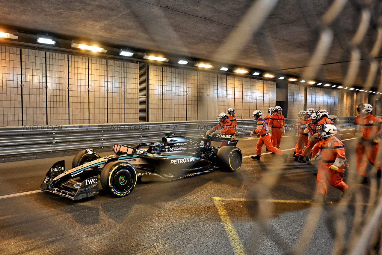 GP MONACO, George Russell (GBR) Mercedes AMG F1 W16 is pushed to safety by marshals after he stopped in the tunnel during qualifying.

24.05.2025. Formula 1 World Championship, Rd 8, Monaco Grand Prix, Monte Carlo, Monaco, Qualifiche Day.

- www.xpbimages.com, EMail: requests@xpbimages.com © Copyright: Price / XPB Images
