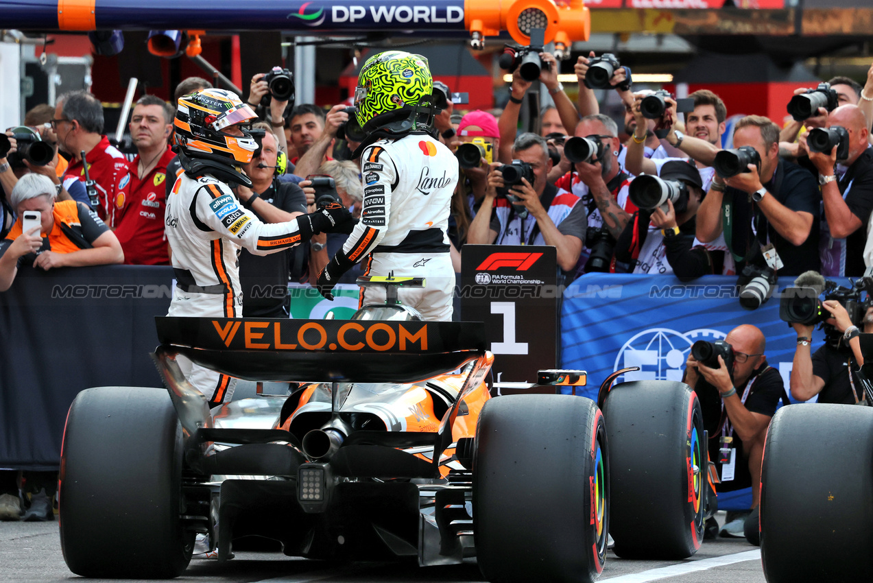 GP MONACO, Lando Norris (GBR) McLaren MCL39 (Right) celebrates his pole position in qualifying parc ferme with second placed team mate Oscar Piastri (AUS) McLaren.

24.05.2025. Formula 1 World Championship, Rd 8, Monaco Grand Prix, Monte Carlo, Monaco, Qualifiche Day.

- www.xpbimages.com, EMail: requests@xpbimages.com © Copyright: Charniaux / XPB Images