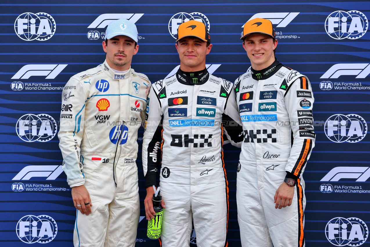 GP MONACO, Qualifiche top three in parc ferme (L to R): Charles Leclerc (MON) Ferrari, second; Lando Norris (GBR) McLaren, pole position; Oscar Piastri (AUS) McLaren, third.

24.05.2025. Formula 1 World Championship, Rd 8, Monaco Grand Prix, Monte Carlo, Monaco, Qualifiche Day.

- www.xpbimages.com, EMail: requests@xpbimages.com © Copyright: Batchelor / XPB Images