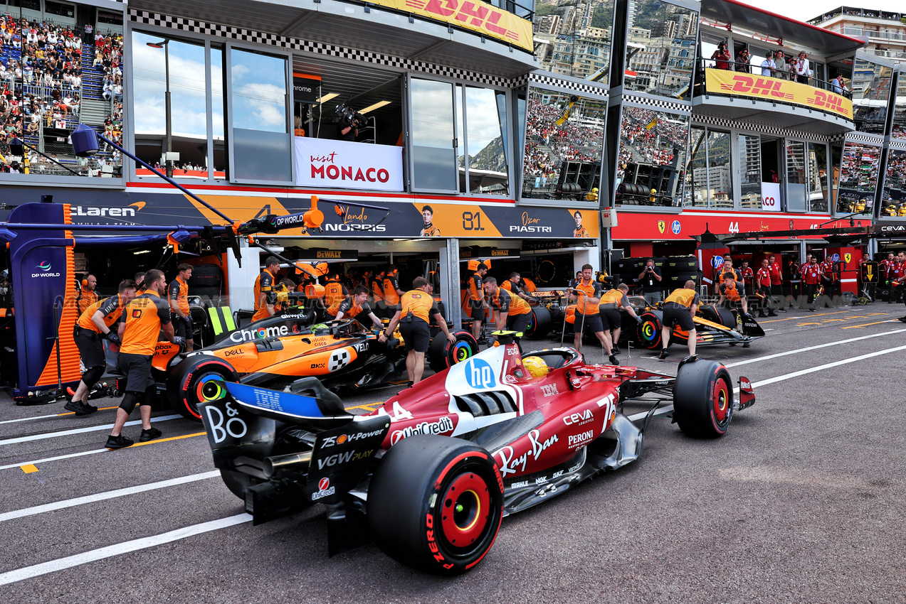 GP MONACO, Lewis Hamilton (GBR) Ferrari SF-25 passes Lando Norris (GBR) McLaren MCL39 e Oscar Piastri (AUS) McLaren MCL39 in the pits.

24.05.2025. Formula 1 World Championship, Rd 8, Monaco Grand Prix, Monte Carlo, Monaco, Qualifiche Day.

- www.xpbimages.com, EMail: requests@xpbimages.com © Copyright: Batchelor / XPB Images