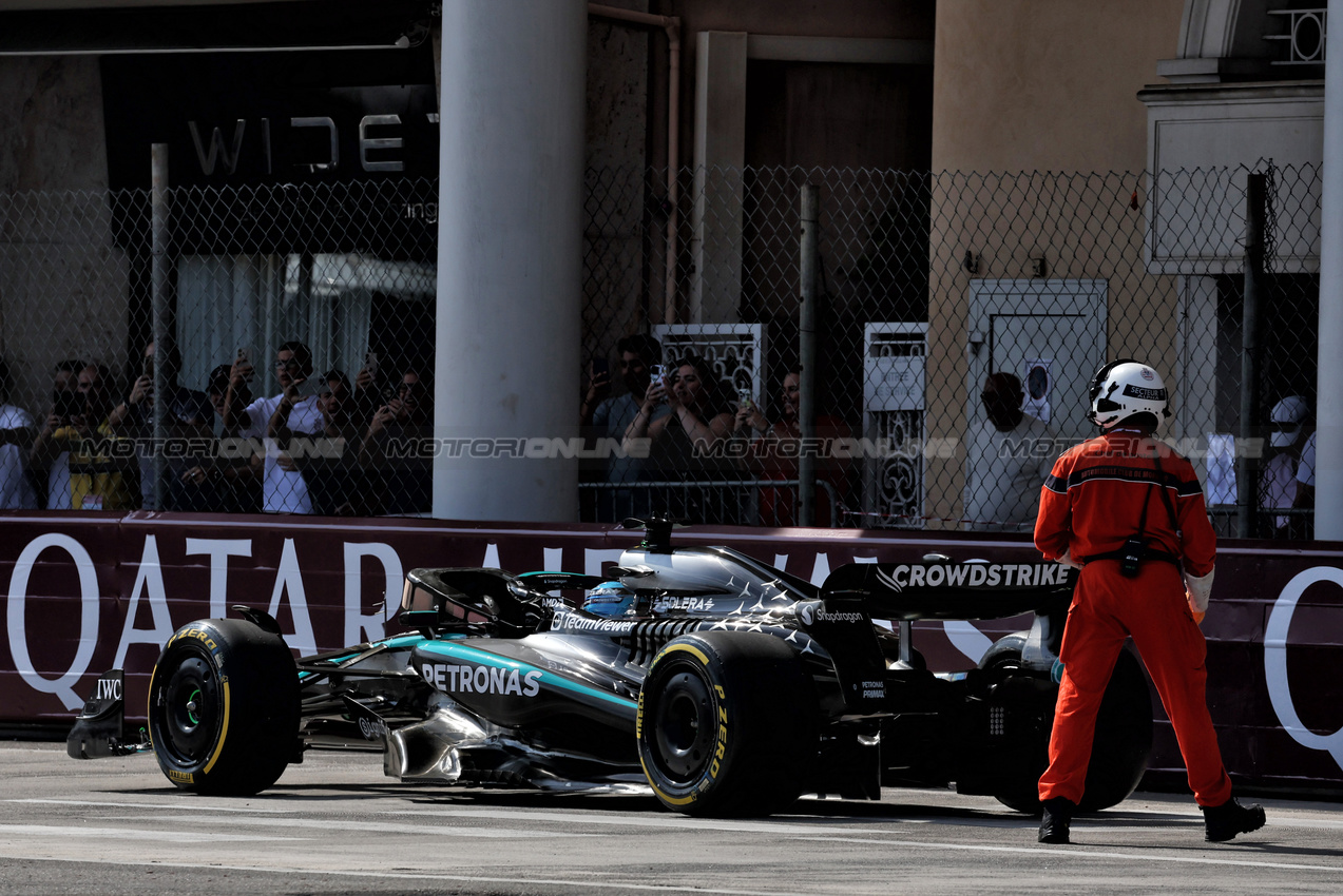 GP MONACO, George Russell (GBR) Mercedes AMG F1 W16 pushed to safety after stopping in qualifying.

24.05.2025. Formula 1 World Championship, Rd 8, Monaco Grand Prix, Monte Carlo, Monaco, Qualifiche Day.

- www.xpbimages.com, EMail: requests@xpbimages.com © Copyright: Moy / XPB Images