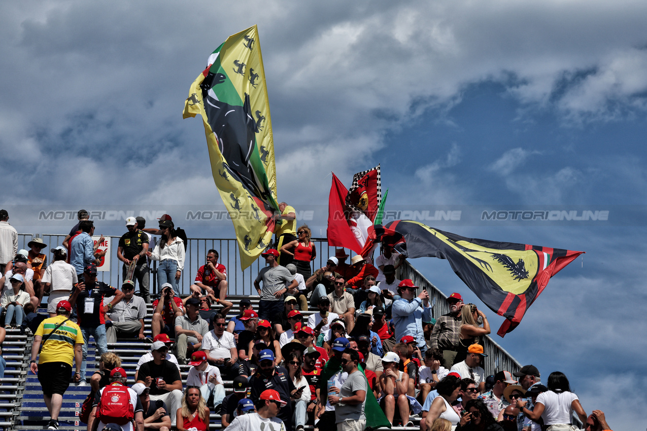 GP MONACO, Circuit Atmosfera - fans in the grandstand.

24.05.2025. Formula 1 World Championship, Rd 8, Monaco Grand Prix, Monte Carlo, Monaco, Qualifiche Day.

- www.xpbimages.com, EMail: requests@xpbimages.com © Copyright: Moy / XPB Images