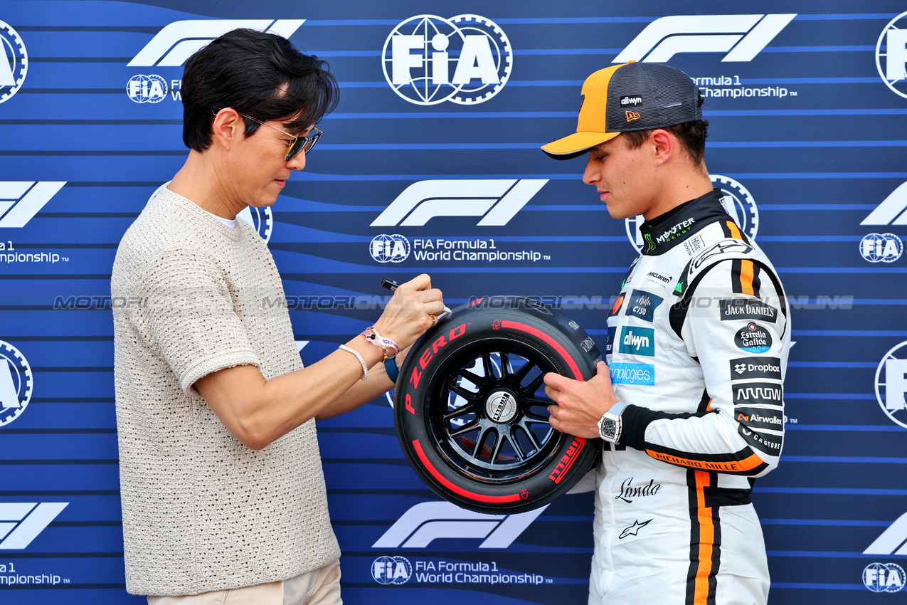 GP MONACO, (L to R): Lee Jung-jae (KOR) Actor presents the Pirelli Pole Position Award to Lando Norris (GBR) McLaren in qualifying parc ferme.

24.05.2025. Formula 1 World Championship, Rd 8, Monaco Grand Prix, Monte Carlo, Monaco, Qualifiche Day.

- www.xpbimages.com, EMail: requests@xpbimages.com © Copyright: Batchelor / XPB Images