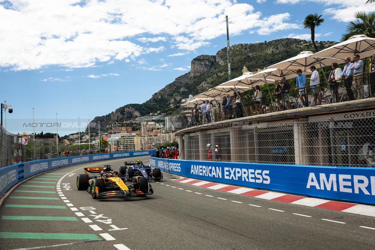 GP MONACO, Oscar Piastri (AUS) McLaren MCL39 e Carlos Sainz (ESP) Atlassian Williams Racing FW47.

23.05.2025. Formula 1 World Championship, Rd 8, Monaco Grand Prix, Monte Carlo, Monaco, Practice Day.

- www.xpbimages.com, EMail: requests@xpbimages.com © Copyright: Bearne / XPB Images