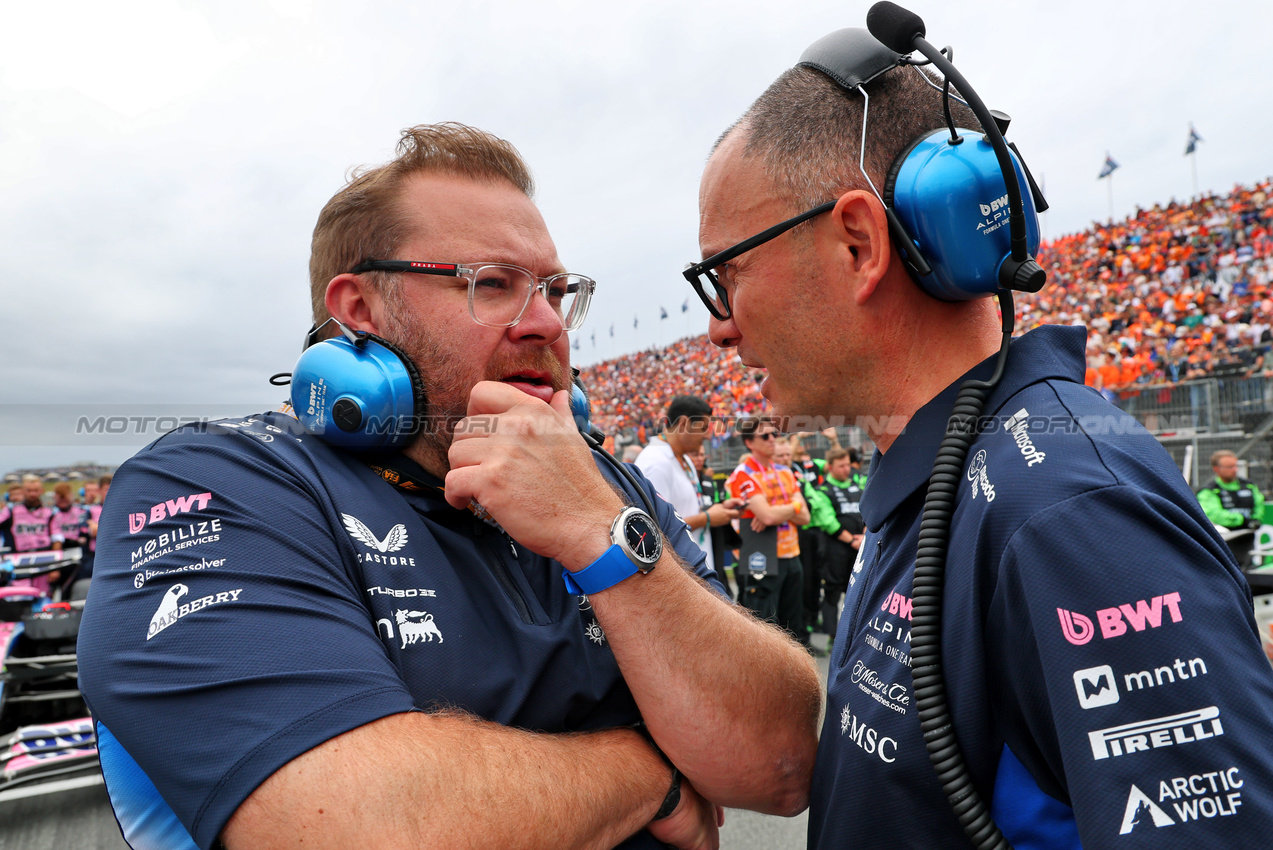 GP OLANDA, (L to R): Dave Greenwood (GBR) Alpine F1 Team Racing Director with David Sanchez (FRA) Alpine F1 Team Executive Technical Director on the grid.

31.08.2025. Formula 1 World Championship, Rd 15, Dutch Grand Prix, Zandvoort, Netherlands, Gara Day.

- www.xpbimages.com, EMail: requests@xpbimages.com © Copyright: Batchelor / XPB Images