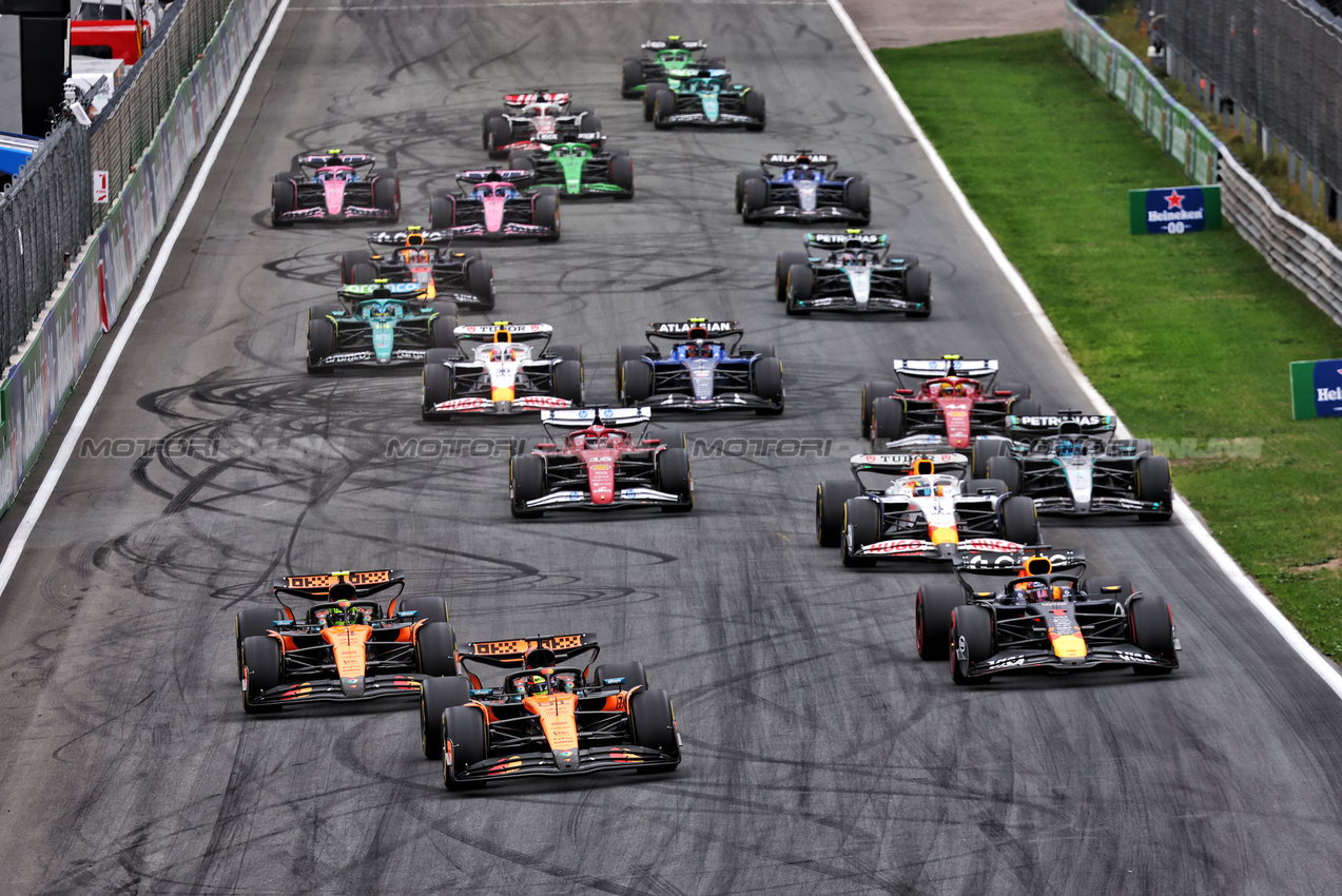 GP OLANDA, Oscar Piastri (AUS) McLaren MCL39 davanti a Max Verstappen (NLD) Red Bull Racing RB21 e Lando Norris (GBR) McLaren MCL39 at the partenza of the race.

31.08.2025. Formula 1 World Championship, Rd 15, Dutch Grand Prix, Zandvoort, Netherlands, Gara Day.

- www.xpbimages.com, EMail: requests@xpbimages.com © Copyright: Batchelor / XPB Images