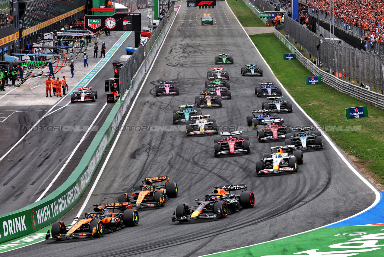 GP OLANDA, Oscar Piastri (AUS) McLaren MCL39 davanti a Max Verstappen (NLD) Red Bull Racing RB21 e Lando Norris (GBR) McLaren MCL39 at the partenza of the race.

31.08.2025. Formula 1 World Championship, Rd 15, Dutch Grand Prix, Zandvoort, Netherlands, Gara Day.

- www.xpbimages.com, EMail: requests@xpbimages.com © Copyright: Batchelor / XPB Images