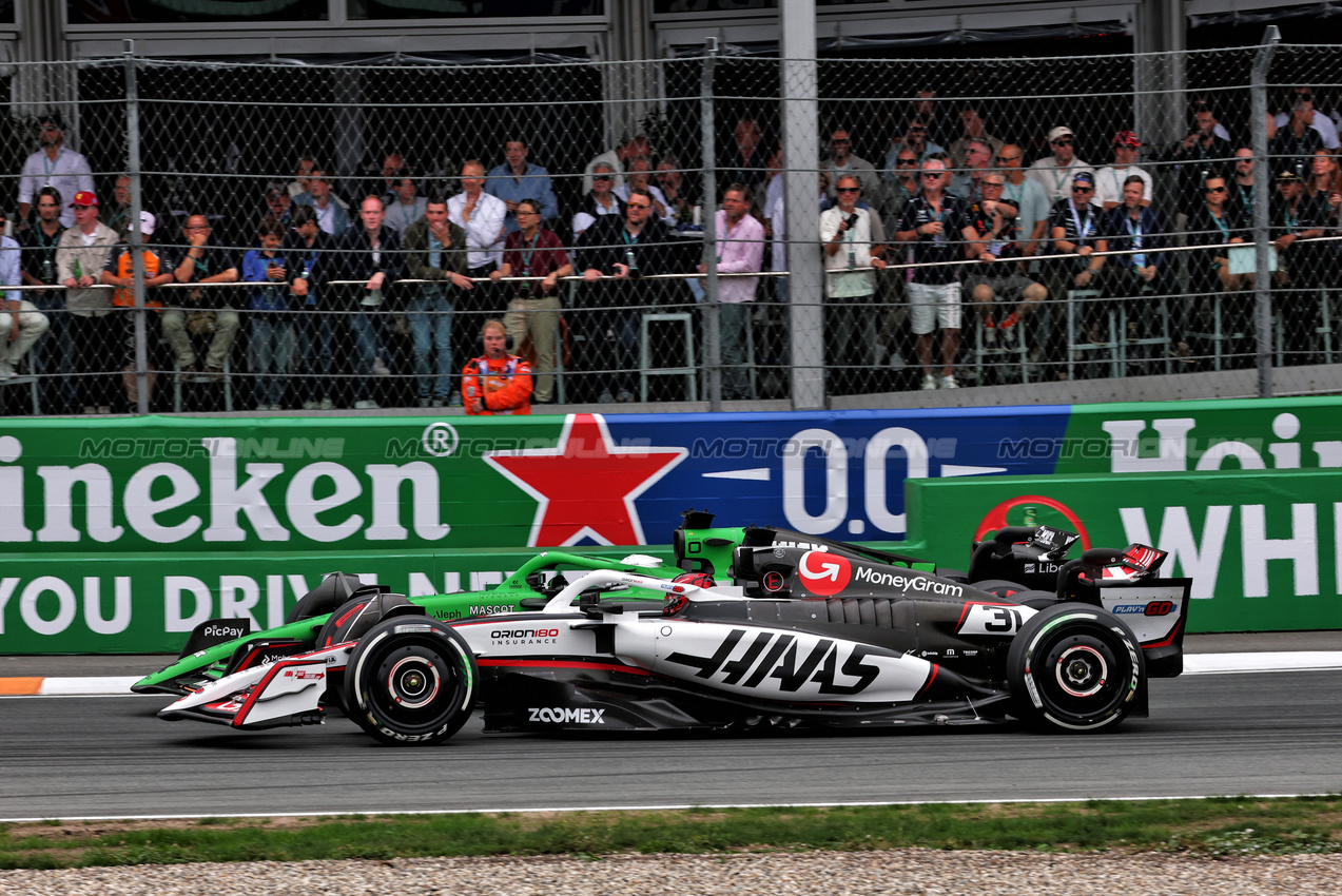 GP OLANDA, Nico Hulkenberg (GER) Sauber C45 e Esteban Ocon (FRA) Haas VF-25 battle for position.

31.08.2025. Formula 1 World Championship, Rd 15, Dutch Grand Prix, Zandvoort, Netherlands, Gara Day.

- www.xpbimages.com, EMail: requests@xpbimages.com © Copyright: Batchelor / XPB Images