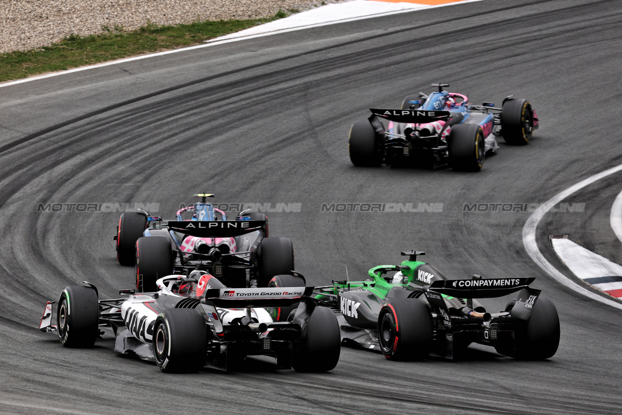 GP OLANDA, Nico Hulkenberg (GER) Sauber C45 e Esteban Ocon (FRA) Haas VF-25 battle for position.

31.08.2025. Formula 1 World Championship, Rd 15, Dutch Grand Prix, Zandvoort, Netherlands, Gara Day.

- www.xpbimages.com, EMail: requests@xpbimages.com © Copyright: Batchelor / XPB Images