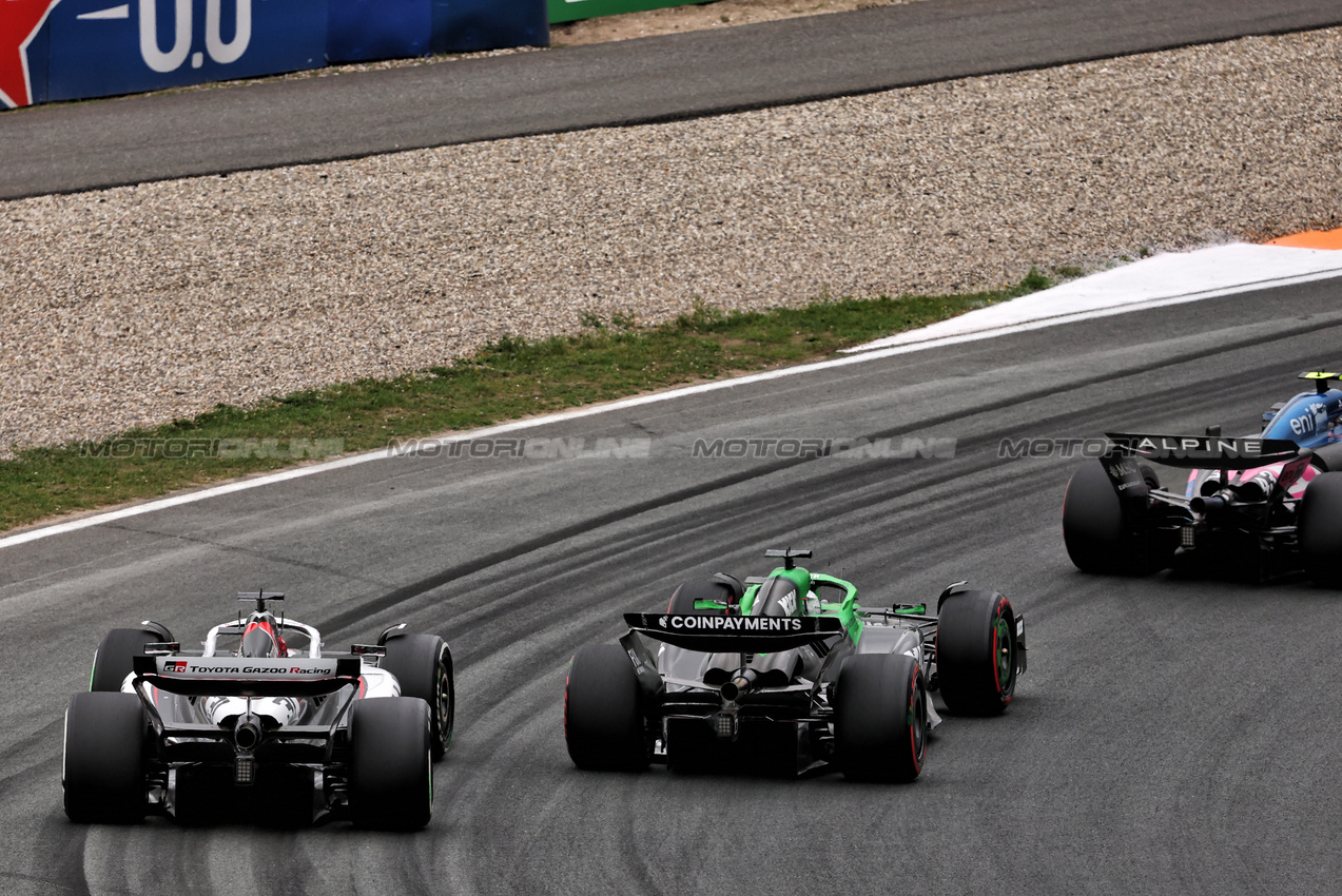 GP OLANDA, Nico Hulkenberg (GER) Sauber C45 e Esteban Ocon (FRA) Haas VF-25 battle for position.

31.08.2025. Formula 1 World Championship, Rd 15, Dutch Grand Prix, Zandvoort, Netherlands, Gara Day.

- www.xpbimages.com, EMail: requests@xpbimages.com © Copyright: Batchelor / XPB Images