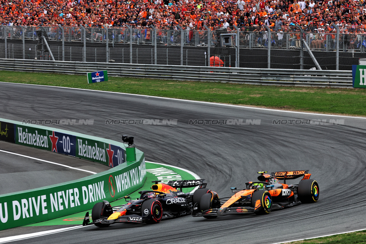 GP OLANDA, Max Verstappen (NLD) Red Bull Racing RB21 e Lando Norris (GBR) McLaren MCL39 battle for position.

31.08.2025. Formula 1 World Championship, Rd 15, Dutch Grand Prix, Zandvoort, Netherlands, Gara Day.

- www.xpbimages.com, EMail: requests@xpbimages.com © Copyright: Batchelor / XPB Images