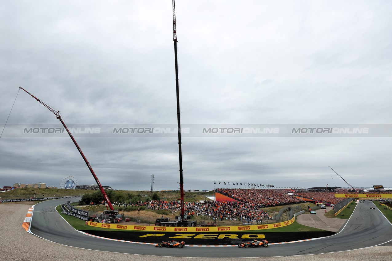 GP OLANDA, Oscar Piastri (AUS) McLaren MCL39 e Lando Norris (GBR) McLaren MCL39.

31.08.2025. Formula 1 World Championship, Rd 15, Dutch Grand Prix, Zandvoort, Netherlands, Gara Day.

- www.xpbimages.com, EMail: requests@xpbimages.com © Copyright: Bearne / XPB Images