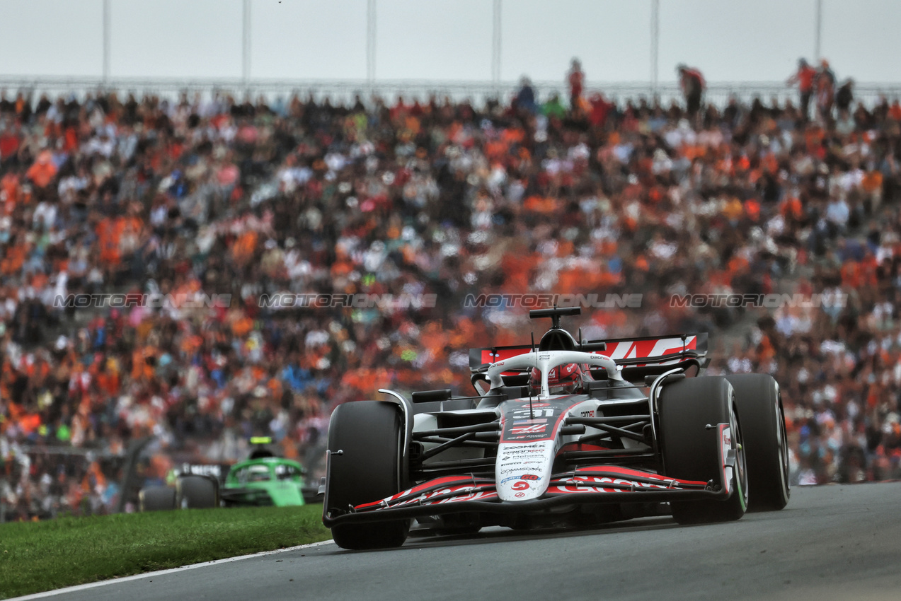 GP OLANDA, Esteban Ocon (FRA) Haas VF-25.

31.08.2025. Formula 1 World Championship, Rd 15, Dutch Grand Prix, Zandvoort, Netherlands, Gara Day.

- www.xpbimages.com, EMail: requests@xpbimages.com © Copyright: Moy / XPB Images