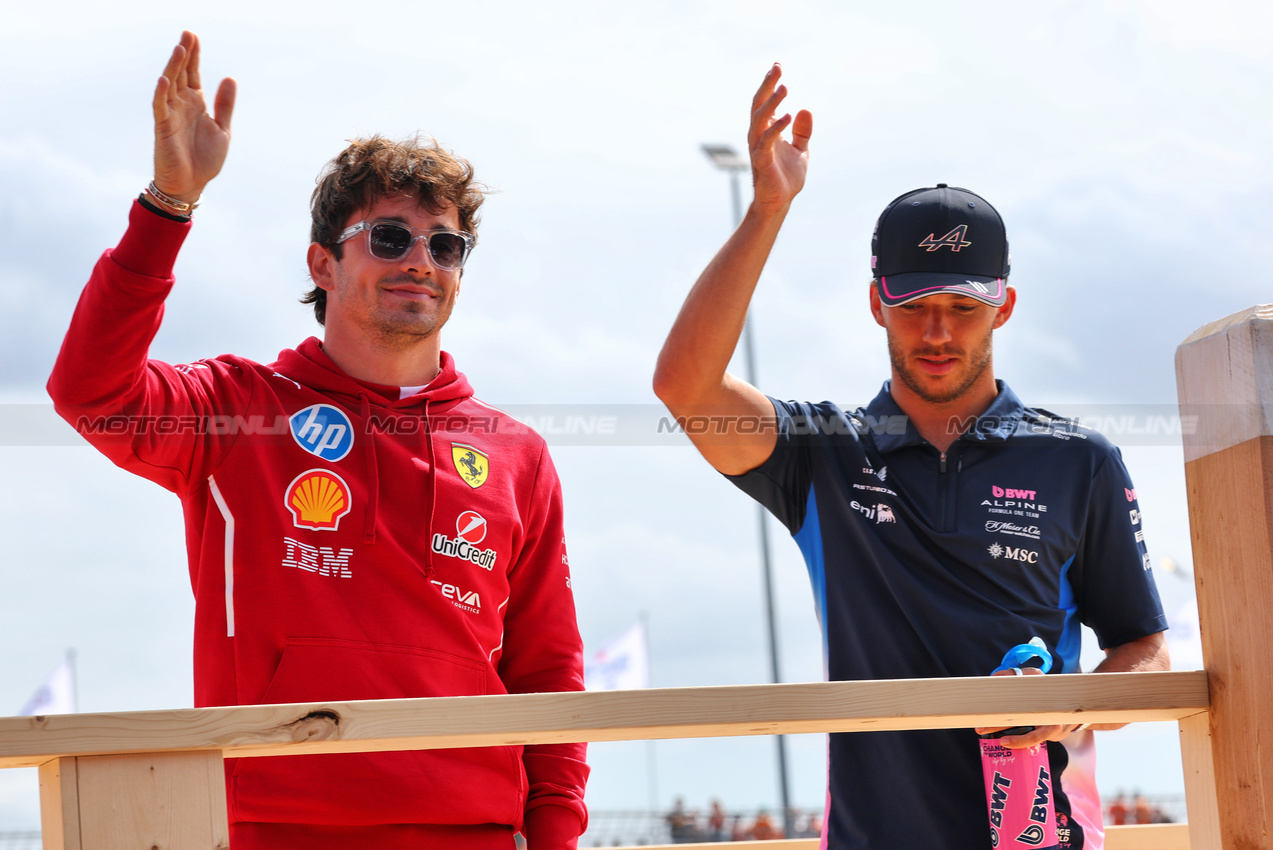 GP OLANDA, (L to R): Charles Leclerc (MON) Ferrari with Pierre Gasly (FRA) Alpine F1 Team on the drivers' parade.

31.08.2025. Formula 1 World Championship, Rd 15, Dutch Grand Prix, Zandvoort, Netherlands, Gara Day.

- www.xpbimages.com, EMail: requests@xpbimages.com © Copyright: Batchelor / XPB Images