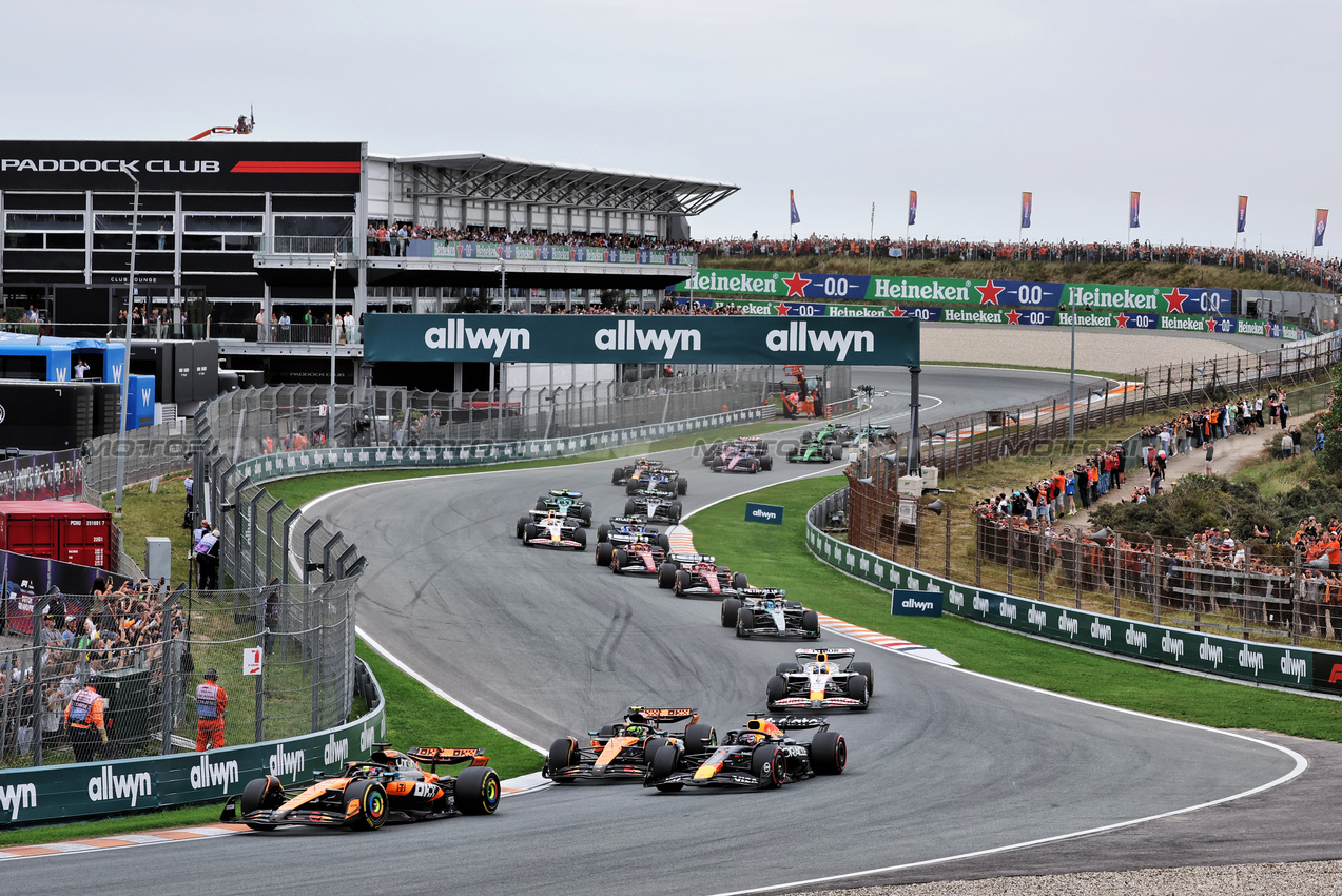 GP OLANDA, Oscar Piastri (AUS) McLaren MCL39 davanti a at the partenza of the race.

31.08.2025. Formula 1 World Championship, Rd 15, Dutch Grand Prix, Zandvoort, Netherlands, Gara Day.

- www.xpbimages.com, EMail: requests@xpbimages.com © Copyright: Moy / XPB Images