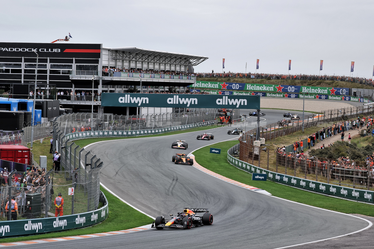 GP OLANDA, Max Verstappen (NLD) Red Bull Racing RB21.

31.08.2025. Formula 1 World Championship, Rd 15, Dutch Grand Prix, Zandvoort, Netherlands, Gara Day.

- www.xpbimages.com, EMail: requests@xpbimages.com © Copyright: Moy / XPB Images