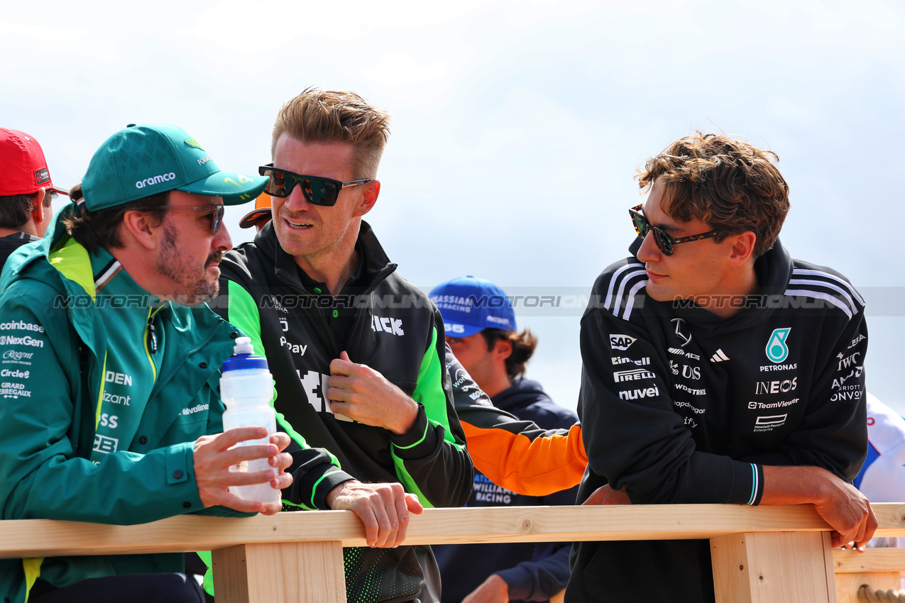 GP OLANDA, (L to R): Fernando Alonso (ESP) Aston Martin F1 Team with Nico Hulkenberg (GER) Sauber e George Russell (GBR) Mercedes AMG F1 on the drivers' parade.

31.08.2025. Formula 1 World Championship, Rd 15, Dutch Grand Prix, Zandvoort, Netherlands, Gara Day.

- www.xpbimages.com, EMail: requests@xpbimages.com © Copyright: Batchelor / XPB Images