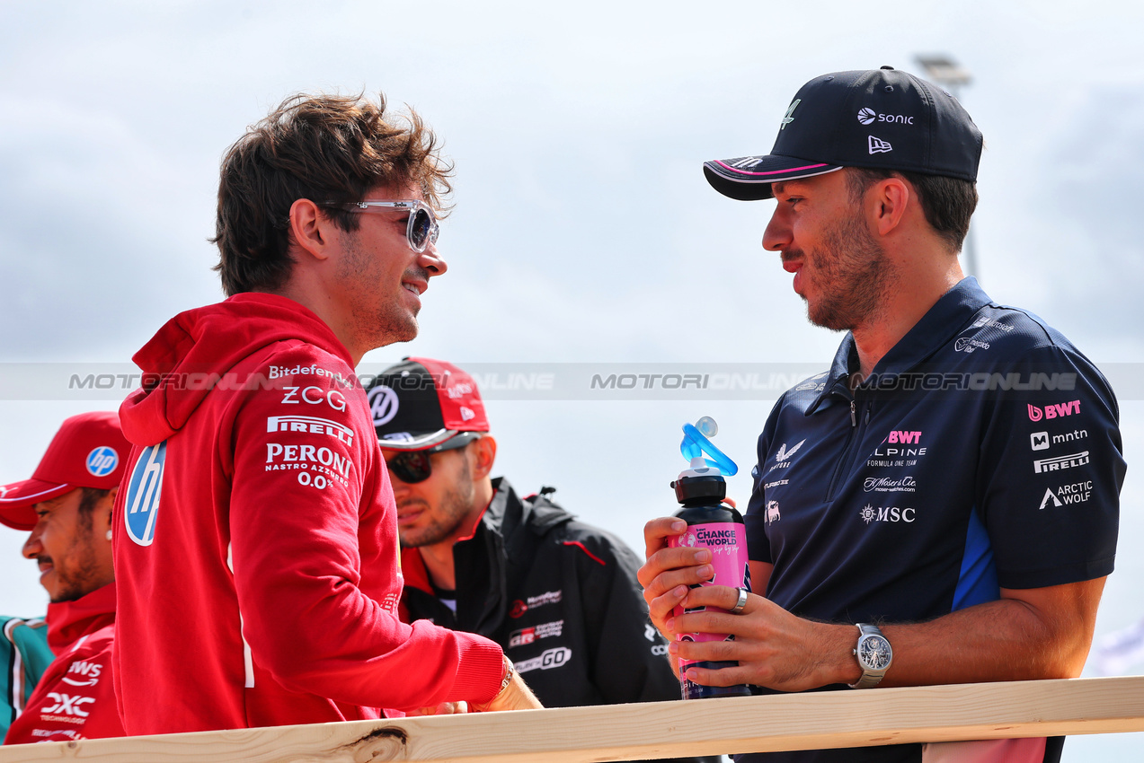 GP OLANDA, (L to R): Charles Leclerc (MON) Ferrari with Pierre Gasly (FRA) Alpine F1 Team on the drivers' parade.

31.08.2025. Formula 1 World Championship, Rd 15, Dutch Grand Prix, Zandvoort, Netherlands, Gara Day.

- www.xpbimages.com, EMail: requests@xpbimages.com © Copyright: Batchelor / XPB Images
