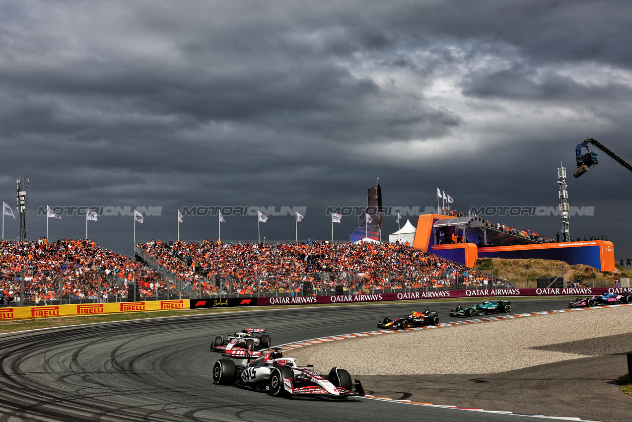 GP OLANDA, Esteban Ocon (FRA) Haas VF-25.

31.08.2025. Formula 1 World Championship, Rd 15, Dutch Grand Prix, Zandvoort, Netherlands, Gara Day.

- www.xpbimages.com, EMail: requests@xpbimages.com © Copyright: Charniaux / XPB Images