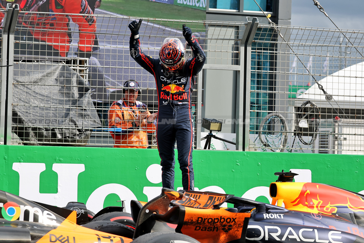 GP OLANDA, Max Verstappen (NLD) Red Bull Racing RB21 celebrates his second position in parc ferme.

31.08.2025. Formula 1 World Championship, Rd 15, Dutch Grand Prix, Zandvoort, Netherlands, Gara Day.

- www.xpbimages.com, EMail: requests@xpbimages.com © Copyright: Moy / XPB Images