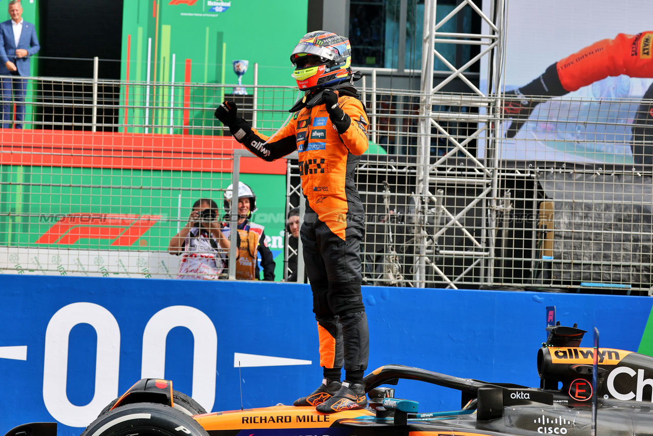 GP OLANDA, Gara winner Oscar Piastri (AUS) McLaren MCL39 celebrates in parc ferme.

31.08.2025. Formula 1 World Championship, Rd 15, Dutch Grand Prix, Zandvoort, Netherlands, Gara Day.

- www.xpbimages.com, EMail: requests@xpbimages.com © Copyright: Moy / XPB Images