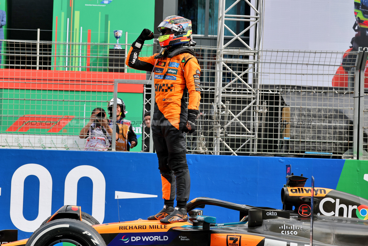 GP OLANDA, Gara winner Oscar Piastri (AUS) McLaren MCL39 celebrates in parc ferme.

31.08.2025. Formula 1 World Championship, Rd 15, Dutch Grand Prix, Zandvoort, Netherlands, Gara Day.

- www.xpbimages.com, EMail: requests@xpbimages.com © Copyright: Moy / XPB Images