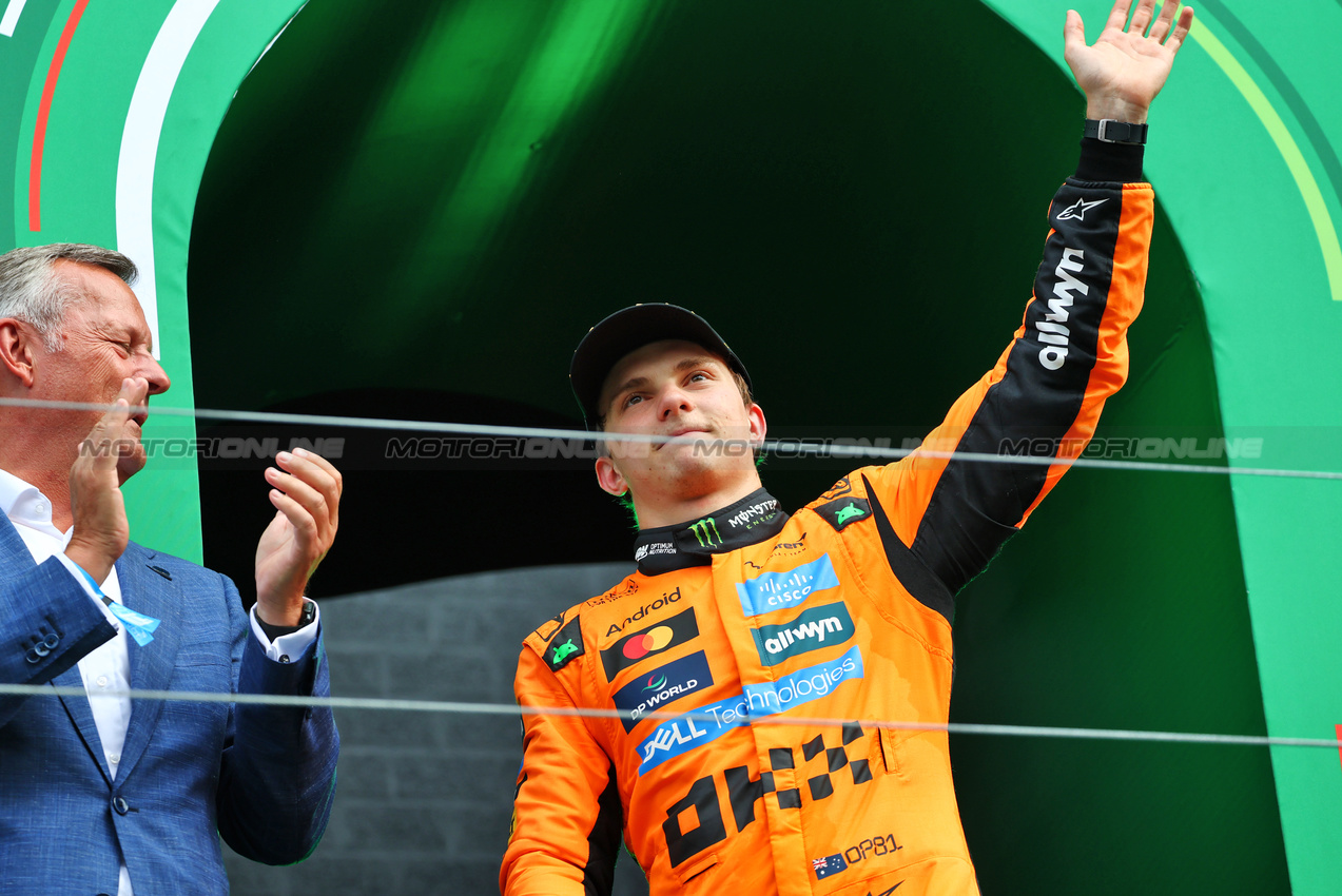 GP OLANDA, Gara winner Oscar Piastri (AUS) McLaren celebrates on the podium.

31.08.2025. Formula 1 World Championship, Rd 15, Dutch Grand Prix, Zandvoort, Netherlands, Gara Day.

- www.xpbimages.com, EMail: requests@xpbimages.com © Copyright: Batchelor / XPB Images