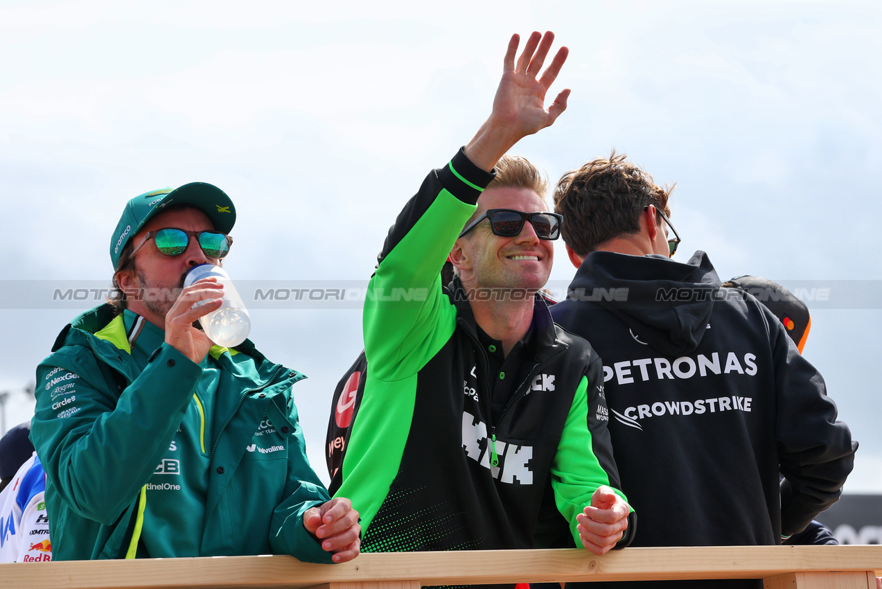 GP OLANDA, (L to R): Fernando Alonso (ESP) Aston Martin F1 Team with Nico Hulkenberg (GER) Sauber on the drivers' parade.

31.08.2025. Formula 1 World Championship, Rd 15, Dutch Grand Prix, Zandvoort, Netherlands, Gara Day.

- www.xpbimages.com, EMail: requests@xpbimages.com © Copyright: Batchelor / XPB Images