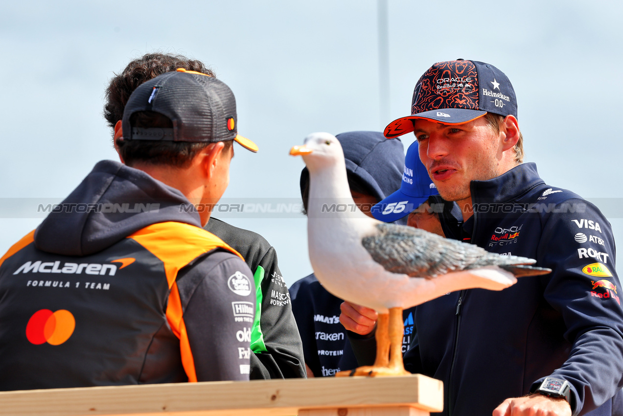 GP OLANDA, (L to R): Lando Norris (GBR) McLaren; a seagull; e Max Verstappen (NLD) Red Bull Racing, on the drivers' parade.

31.08.2025. Formula 1 World Championship, Rd 15, Dutch Grand Prix, Zandvoort, Netherlands, Gara Day.

- www.xpbimages.com, EMail: requests@xpbimages.com © Copyright: Batchelor / XPB Images