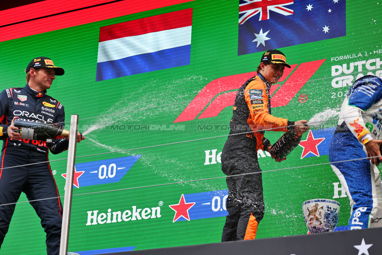 GP OLANDA, Max Verstappen (NLD) Red Bull Racing celebrates his second position on the podium with vincitore Oscar Piastri (AUS) McLaren.

31.08.2025. Formula 1 World Championship, Rd 15, Dutch Grand Prix, Zandvoort, Netherlands, Gara Day.

- www.xpbimages.com, EMail: requests@xpbimages.com © Copyright: Batchelor / XPB Images