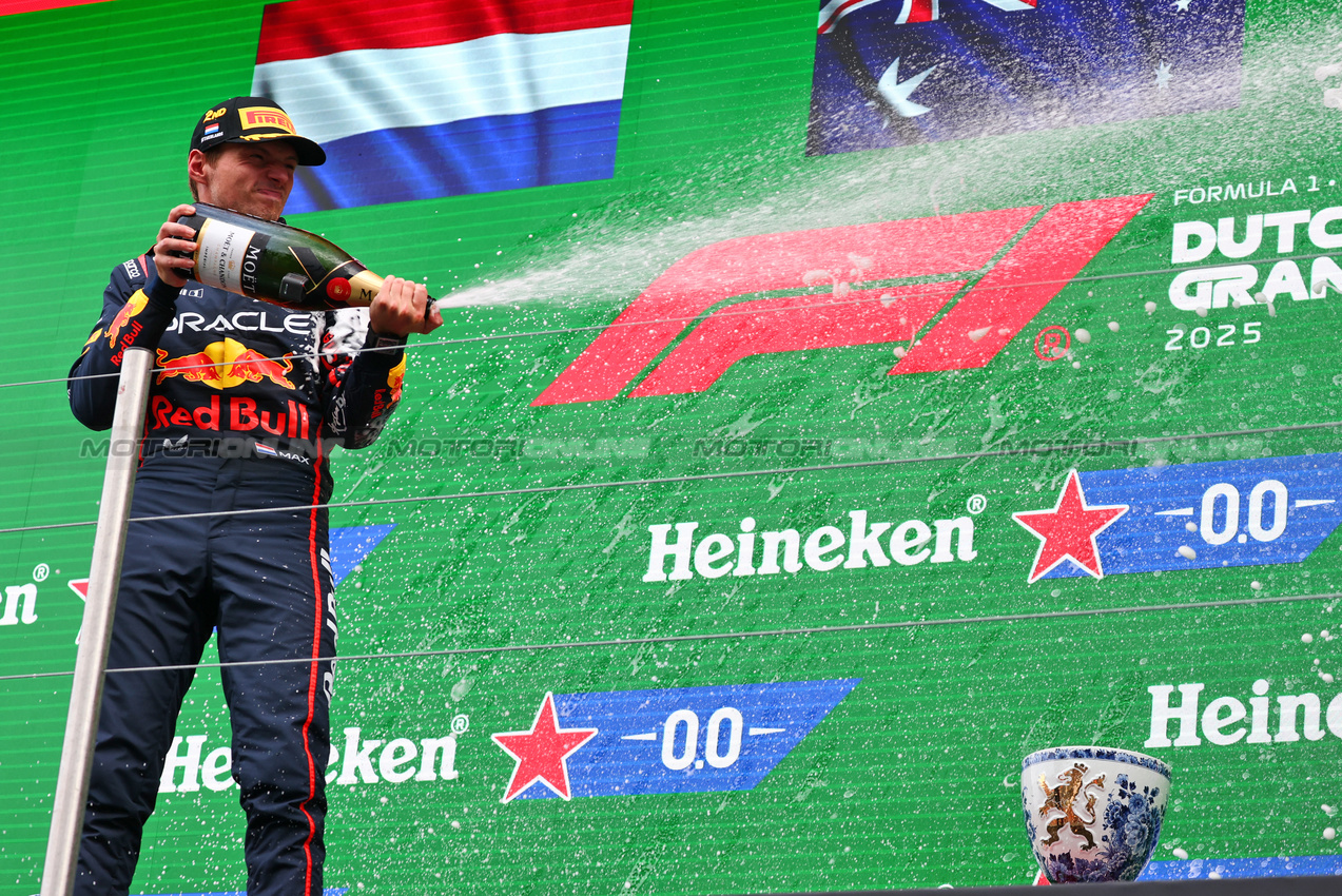 GP OLANDA, Max Verstappen (NLD) Red Bull Racing celebrates his second position on the podium.

31.08.2025. Formula 1 World Championship, Rd 15, Dutch Grand Prix, Zandvoort, Netherlands, Gara Day.

- www.xpbimages.com, EMail: requests@xpbimages.com © Copyright: Batchelor / XPB Images