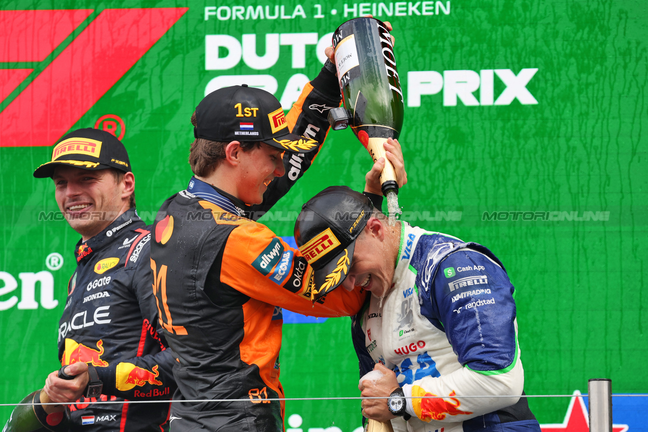 GP OLANDA, (L to R): Gara winner Oscar Piastri (AUS) McLaren celebrates on the podium with third placed Isack Hadjar (FRA) Racing Bulls.

31.08.2025. Formula 1 World Championship, Rd 15, Dutch Grand Prix, Zandvoort, Netherlands, Gara Day.

- www.xpbimages.com, EMail: requests@xpbimages.com © Copyright: Bearne / XPB Images